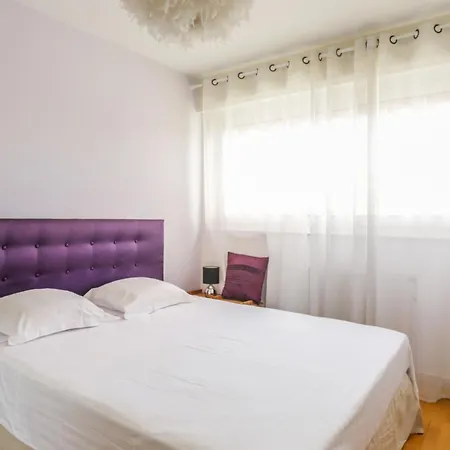 Sunny Flat With Balcony And View Over The Sea In Apartment Antibes