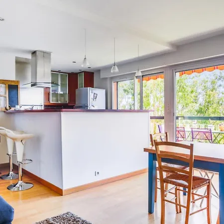 Sunny Flat With Balcony And View Over The Sea In